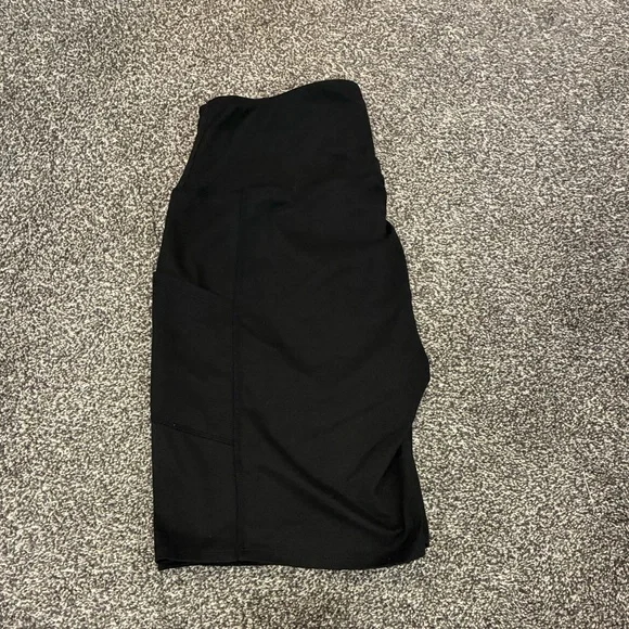 Zenana Outfitters Black High-Rise Bike Shorts with Side Pockets - Picture 2 of 3